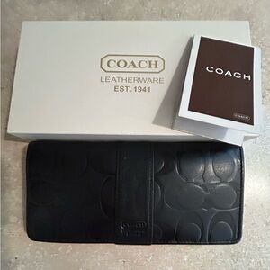 COACH BLACK LEATHER WALLET. SIGNATURE EMBOSSED “C”DESIGN.EXCELLENT CONDITION.